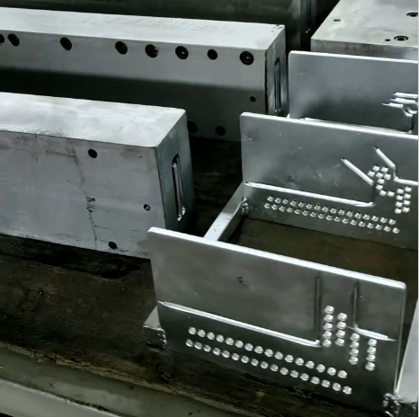 拉擠模具出口冒煙冒料咋回事？